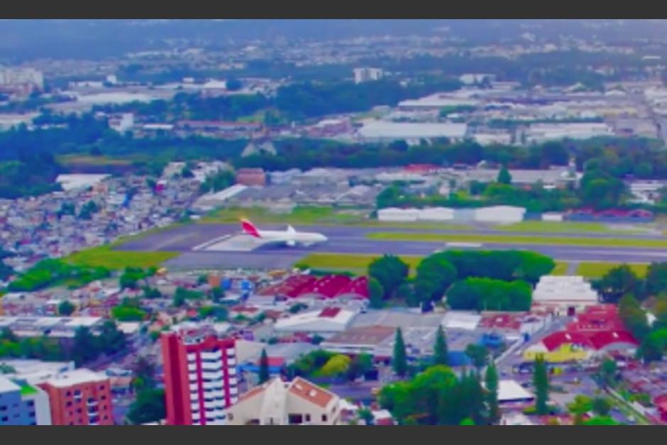 Un usuario captó el momento exacto del despegue de un avión desde el Aeropuerto La Aurora. (Foto: captura de video)