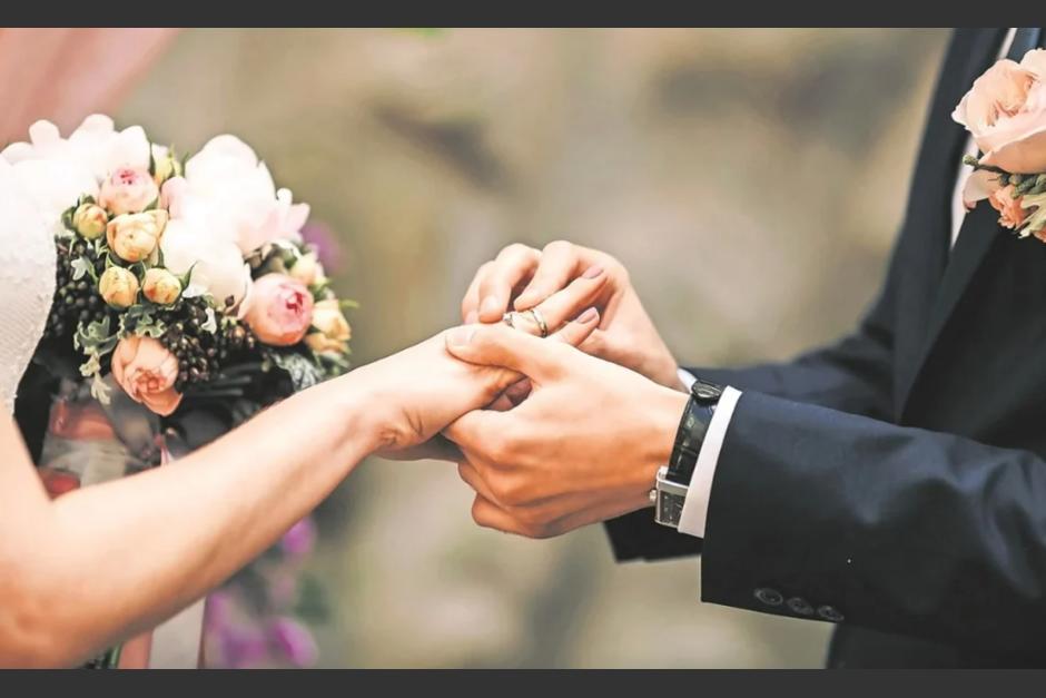 Una pareja desató un debate en redes sociales por una curiosa petición en su invitación de bodas. (Foto: redes sociales)