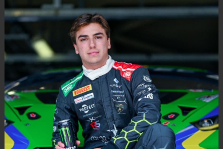 El exitoso piloto guatemalteco presumió sus reconocimientos por haber roto dos Récord Guinness. (Foto: Facebook)