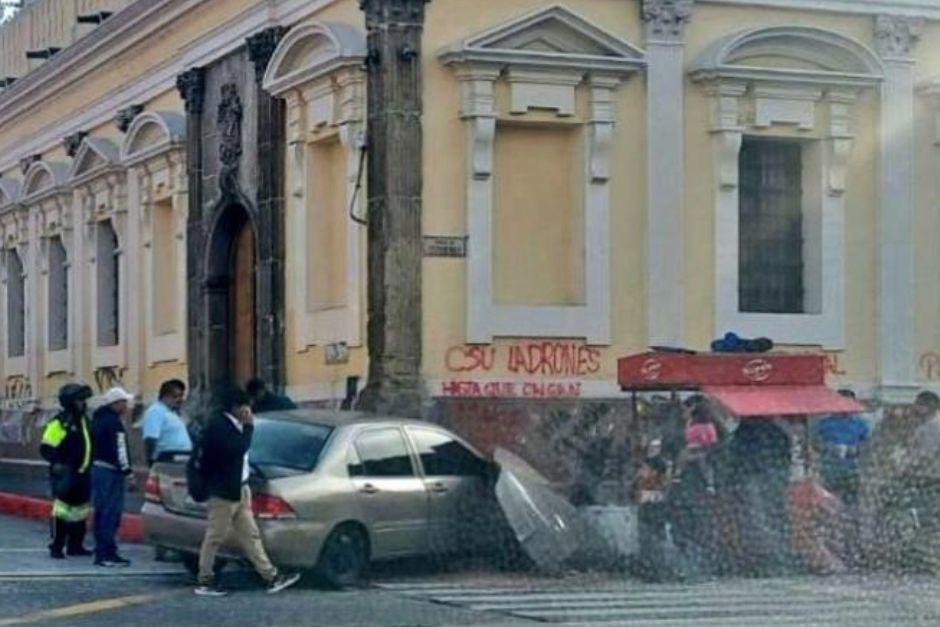 Un accidente automovilístico generó caos en el tránsito de zona 1. (Foto: redes sociales) 