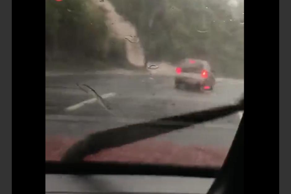 Conductores fueron sorprendidos por una enorme cascada en la calzada La Paz. (Foto: captura de pantalla) 