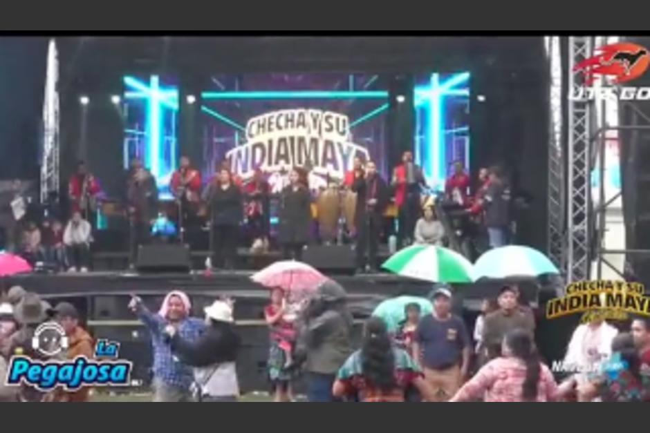 Dos agrupaciones musicales protagonizaron un tenso momento en pleno evento. (Foto: captura de video)