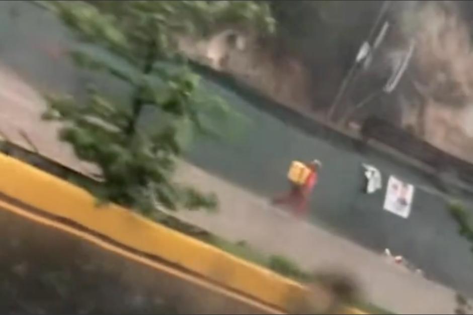 Captan el momento en que una motocicleta fue arrastrada por la corriente, durante fuertes lluvias. (Foto: captura de video)