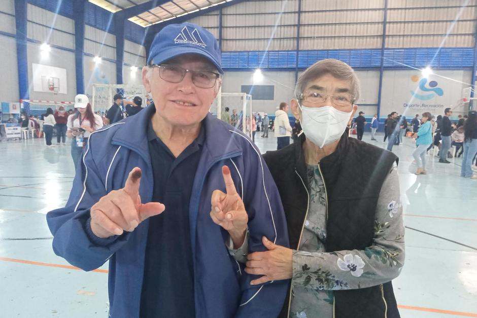 La pareja de octogenarios acudió desde muy temprano a ejercer su voto. (Foto: Karla Gutiérrez/Soy502)
