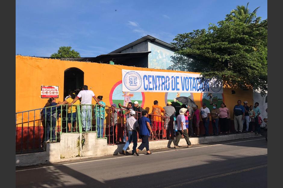 En la Democracia, Escuintla, las personas ya se encuentran ejerciendo su voto. (Foto: Twitter)