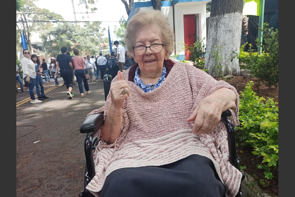 La guatemalteca acudió en silla de ruedas a votar de una peculiar manera. (Foto: Fabián Fuentes)