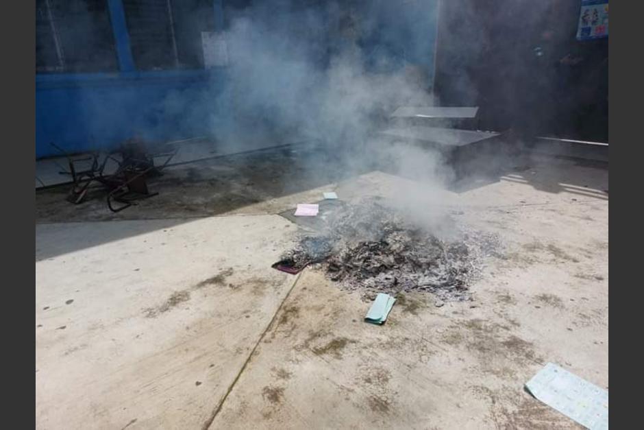 En un centro de votación en Retalhuleu se han quemado papeletas electorales. (Foto: Redes Sociales)