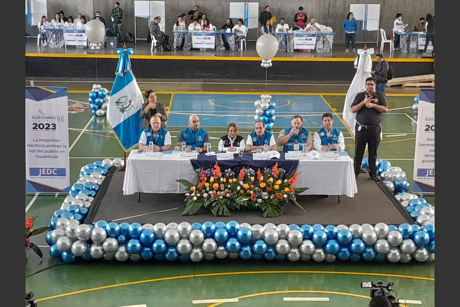 Las autoridades del TSE eligieron el Colegio Salesiano Don Bosco para inaugurar la jornada de Elecciones Generales 2023. (Foto: Sandra Sebastián/Soy502)