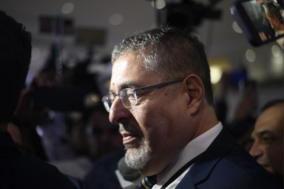 El candidato presidencial de Semilla, Bernardo Arévalo robó la atención al llegar al Centro de Cómputo, mientras el TSE brindaba una conferencia. (Foto: Wilder López/Soy502)