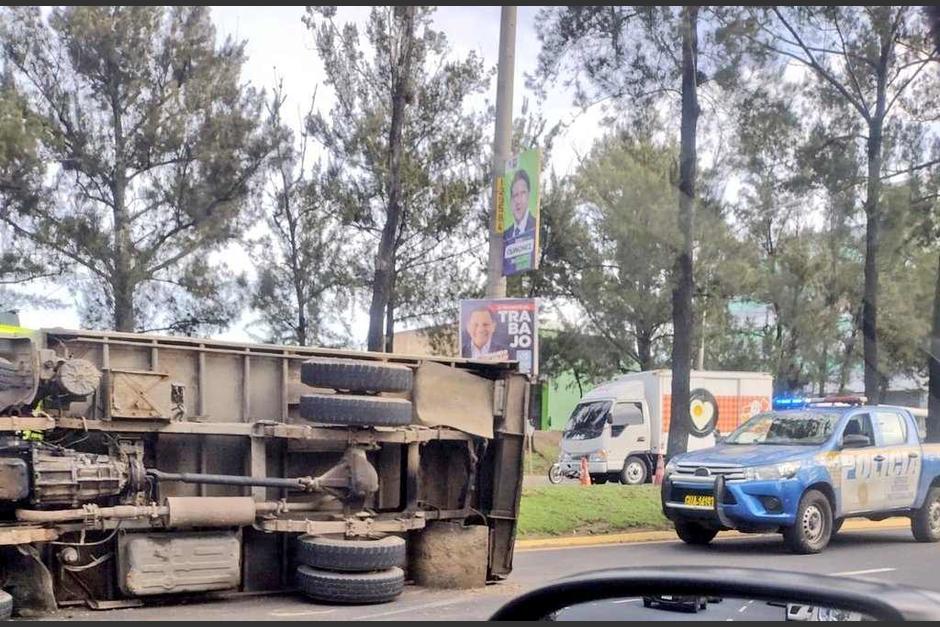 Un accidente en el Anillo Periférico complica el tránsito durante la mañana de este martes 27 de junio. (Foto: redes sociales) 