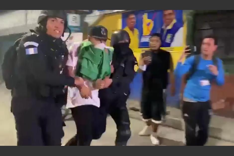 La captura de un hombre por disturbios en Chinautla se ha viralizado en redes sociales. (Foto: captura de pantalla) 