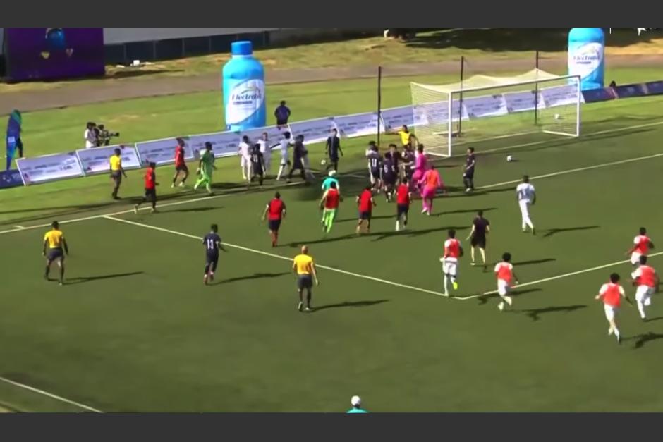 El guardameta guatemalteco se fue expulsado tras agredir a un rival de Honduras. (Captura Video)