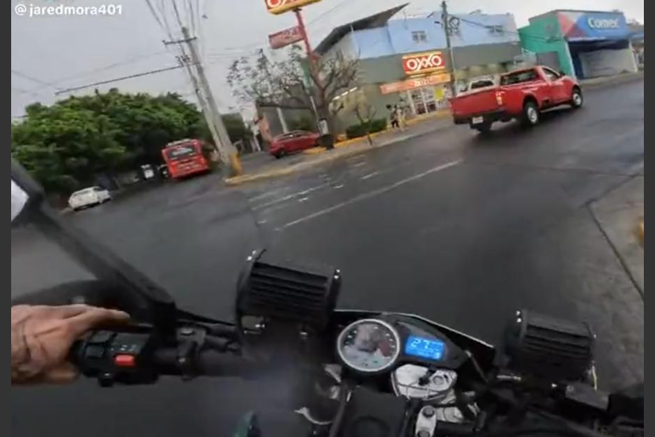 Un motorista grabó su propio accidente y este se ha viraizado en redes sociales. (Foto: captura de pantalla)
