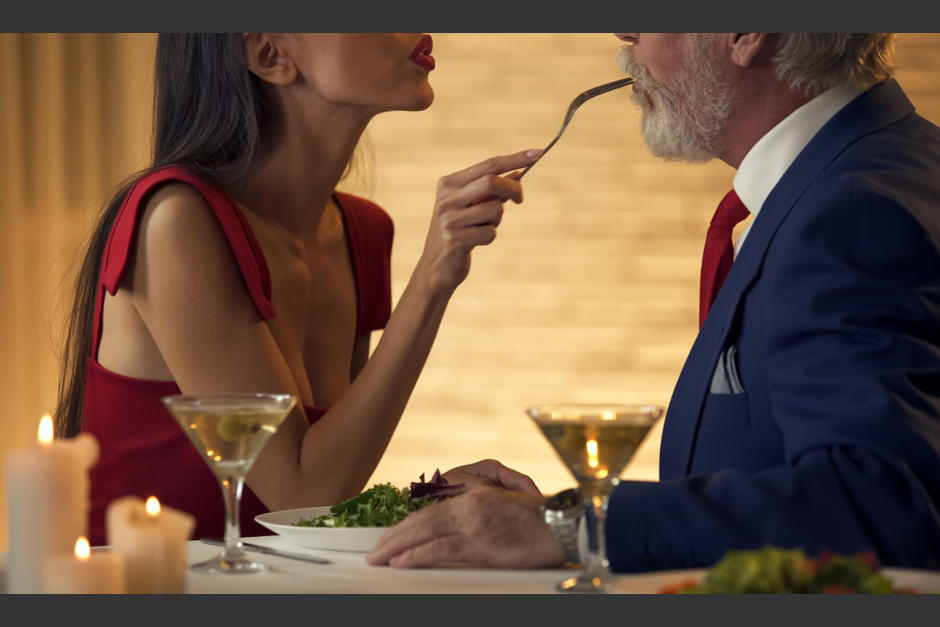 Son cuatro razones por la que una mujer joven prefiere salir con un hombre que le multiplica la edad. (Foto: Shutterstock) 