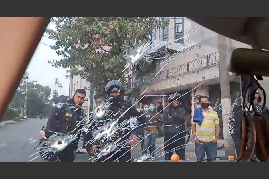 Las autoridades buscan al responsable de disparar contra los tripulantes de un carro en la zona 4 capitalina. Pelea en el tráfico que comenzó metros antes. (Foto: CBM) 