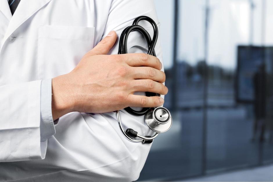 Cuatro doctores fueron capturados por supuestamente extraer un riñón de una paciente sin necesidad médica. (Foto ilustrativa: Shutterstock)