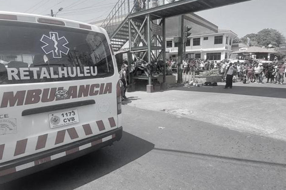 Una cámara de seguridad captó el momento en que ocurrió el asalto en contra de un hombre, quien había realizado un retiro de miles de quetzales de una agencia bancaria en Retalhuelu. (Foto: Bomberos Voluntarios)