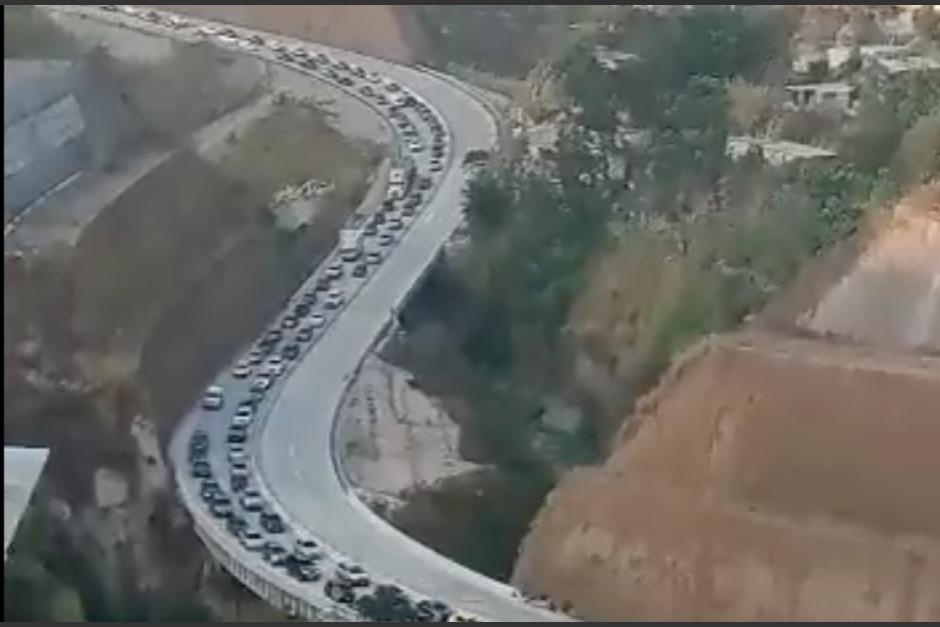 Largas filas de vehículos se registraron el viernes 3 de marzo en distintos puntos de la capital y municipios aledaños, esto debido a trabajos de recapeo. (Foto: captura de video)