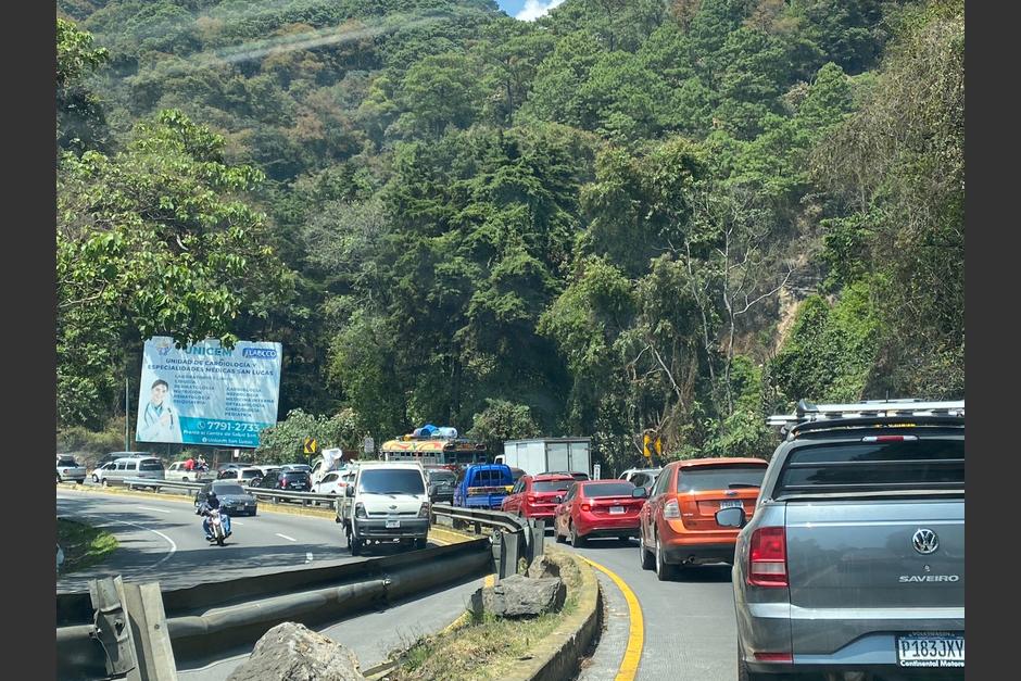 Este sábado 4 de marzo se reportan largas filas de vehículos desde el kilómetro 23 de la ruta Interamericana. (Foto: Fredy Hernández/Soy502)