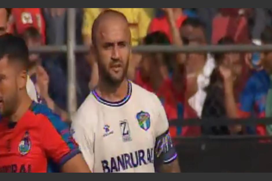 José Contreras fue impactado por objetos que lanzaron al campo. (Foto: captura de pantalla)