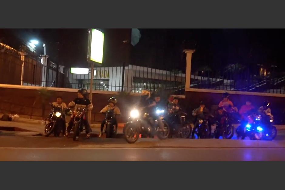 Un grupo de motoristas intentó huir de un operativo que realizaban las autoridades la noche del sábado recién pasado. (Foto: captura de video)