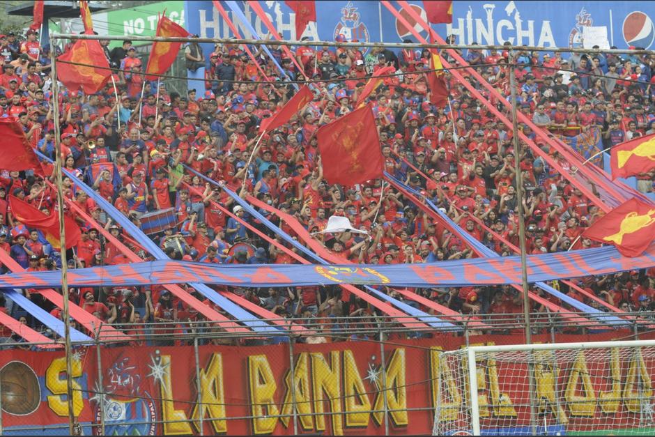 Aficionados de Municipal lanzaron objetos que provocaron una herida a José Manuel Contreras. (Foto: Nuestro Diario)