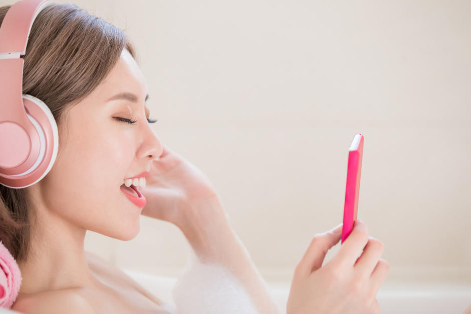 Por estas razones no se recomienda el uso de este equipo electrónico mientras te duchas. (Foto: Shutterstock)