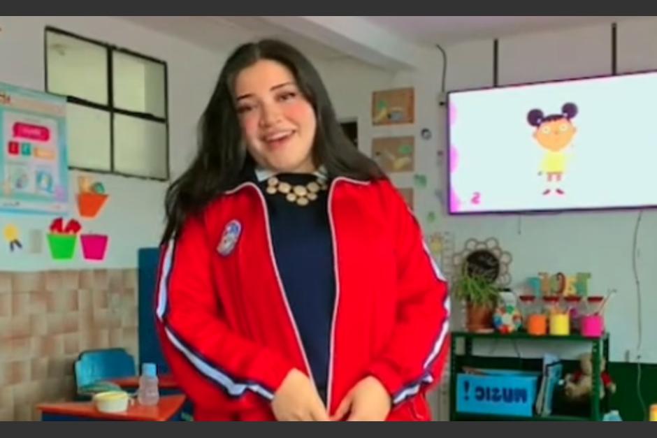 Alejandra ha cautivado a miles de internautas con sus tiernas actividades como maestra. (Foto: captura de pantalla)