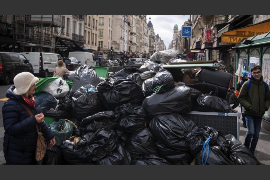 Las calles de París fueron invadidas por toneladas de basura. (Foto: AFP)