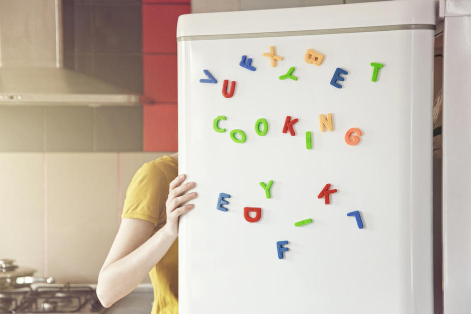 Muchas personas acostumbran a llenar la puerta del refrigerador con imanes. (Foto: Shutterstock)