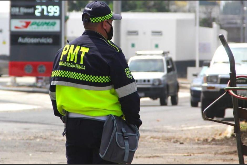 Un agente de la PMT de Guatemala fue captado cuando recibía "mordida" por parte de un piloto de un bus extraurbano. (Foto: Archivo/Soy502)