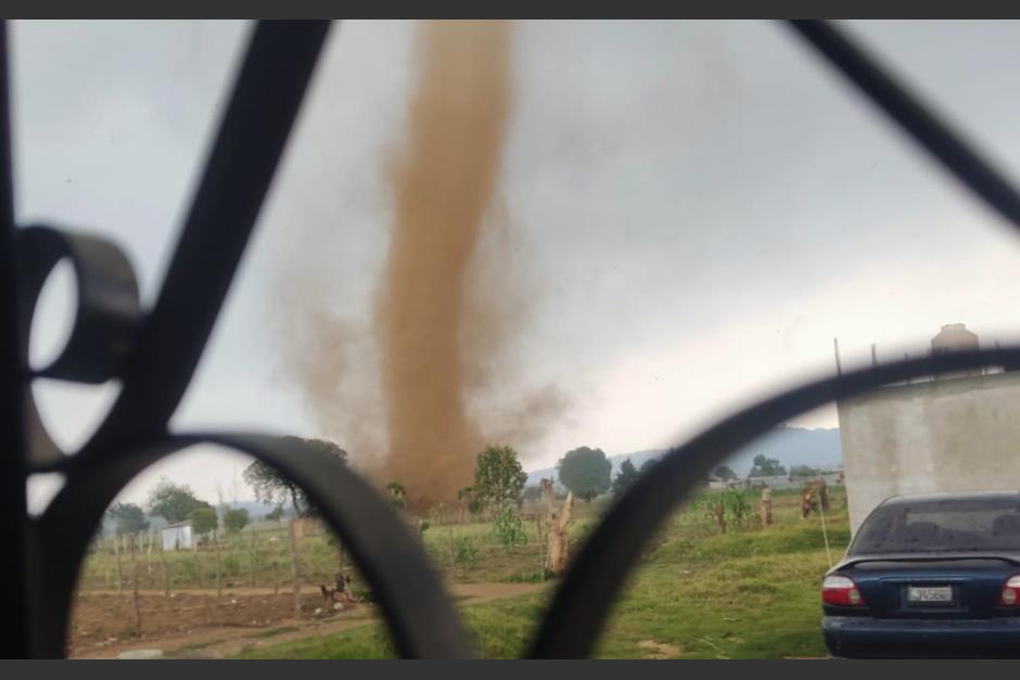 El torbellino se registró en un sector de Chimaltenango. (Foto: captura pantalla) 