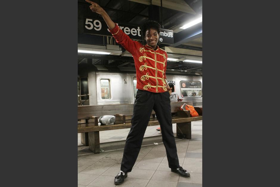 El imitador de Michael Jackson que murió tras ser estrangulado en un vagón del metro en Nueva York. (Foto: Twitter/@sebasmjjj) 