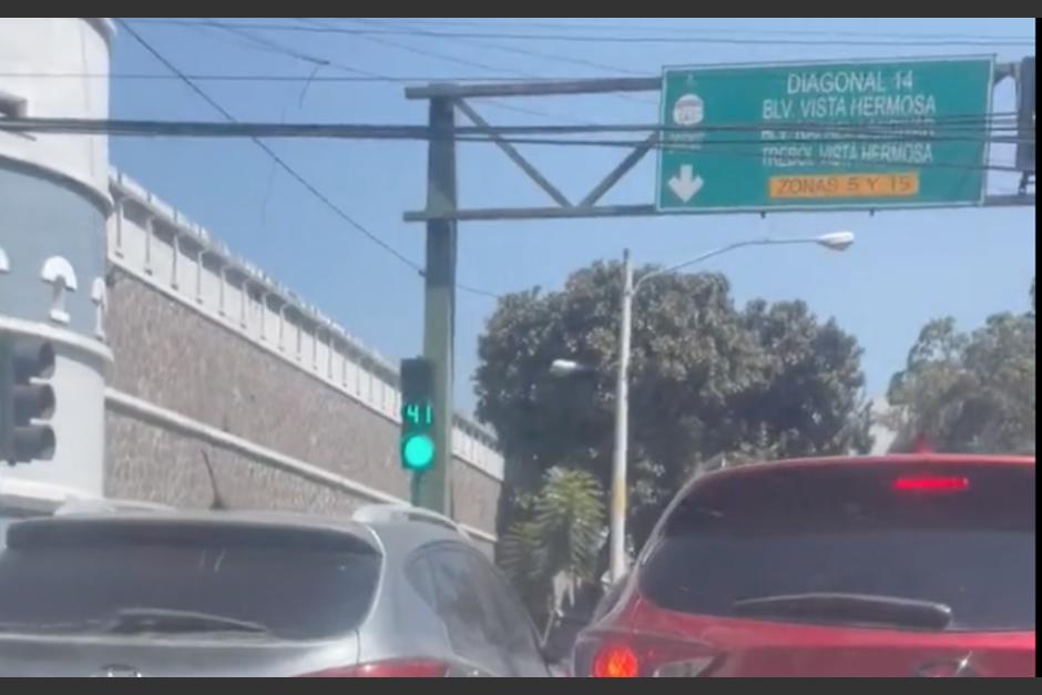 Un conductor denunció una imprudencia cometida por otro piloto mientras circulaban por la zona 10 capitalina. (Foto: captura de video)
