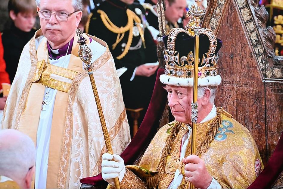 Carlos III recibe oficialmente la corona en una ceremonia difundida a nivel mundial. (Foto: AFP)