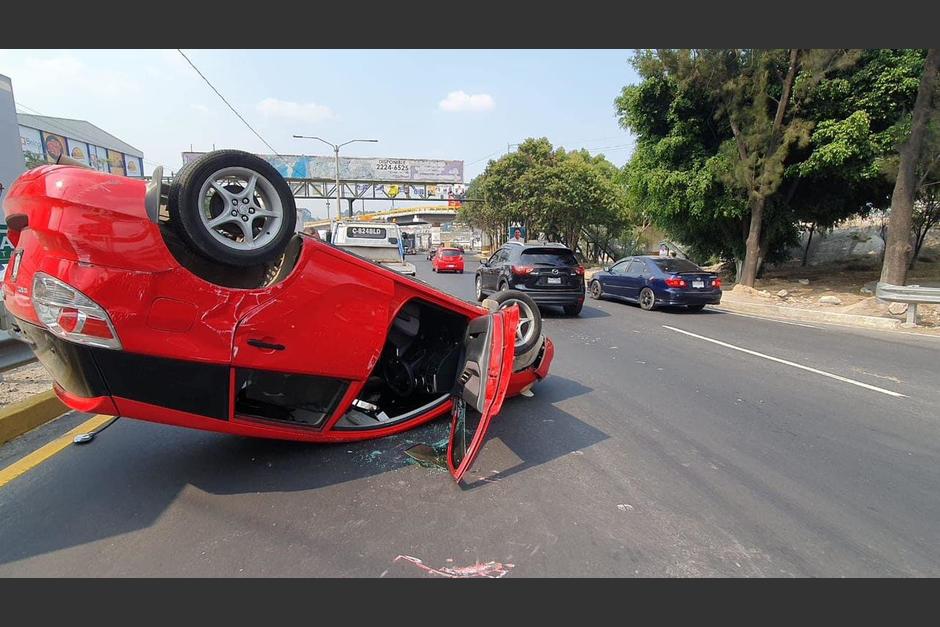 Un fuerte accidente de tránsito en la ruta al Pacífico genera complicaciones en la circulación del sector. (Foto: Cruz Roja Guatemalteca)