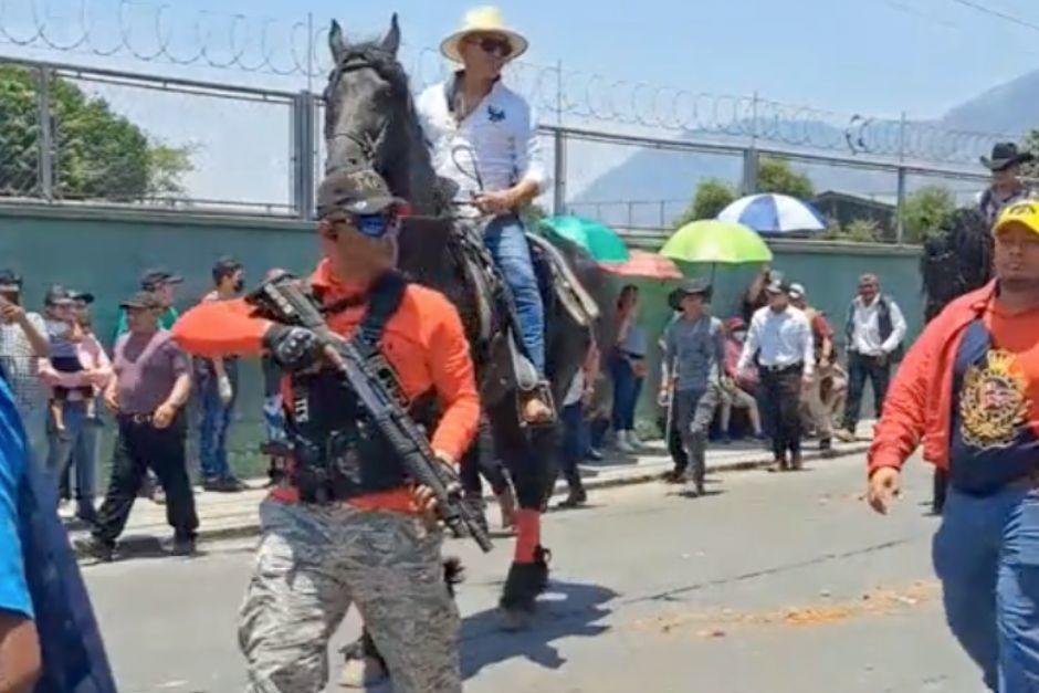 Esto dice la Municipalidad de Amatitlán sobre los hombres fuertemente armados que participaron en un desfile hípico. (Foto: captura de video)