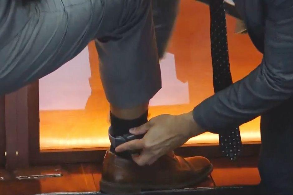 Así será la tobillera utilizada para el control del arresto domiciliario o residenciales, según explicó el Ministerio de Gobernación. (Foto: captura de video)