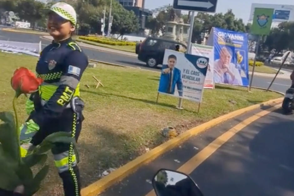 Un motorista grabó el momento en el que dio una rosa a una agente de Emetra. (Foto: Oficial)