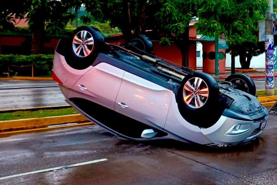 Un auto volcó sobre la diagonal 6, zona 10, de la ciudad de Guatemala durante la mañana de este sábado 13 de mayo. (Foto: Amílcar Montejo/PMT)