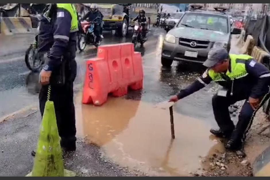 Alertan por hundimiento al final de la Avenida Petapa, el mismo habría sido provocado por una fuga de agua. (Foto: captura de video/PMT de San Miguel Petapa)
