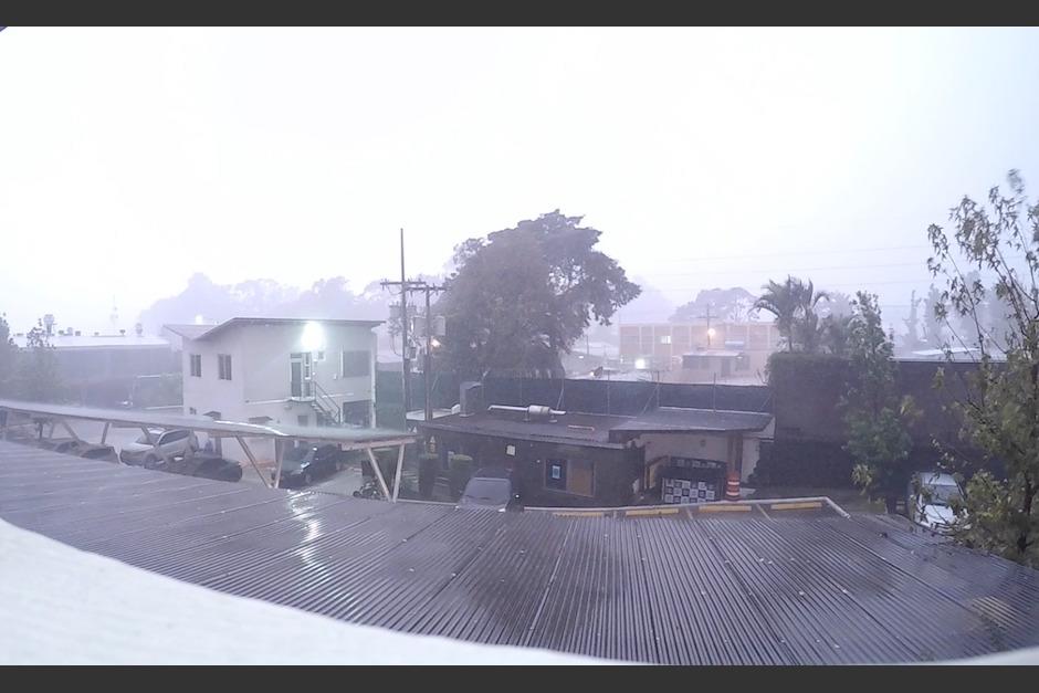 Un time lipse muestra la intensidad de la lluvia, fuerte viento y actividad eléctrica la noche de este lunes. (Foto: Fredy Hernández/Soy502)