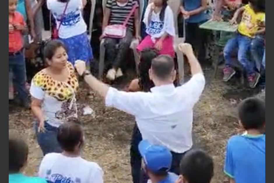 Critican baile de Manuel Baldizón y lo comparan con el expresidente Jimmy Morales. (Foto: captura de video)