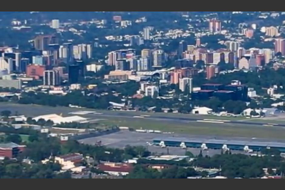 Dron capta impresionantes imágenes del despegue de un avión en el aeropuerto La Aurora. (Foto: captura de pantalla) 