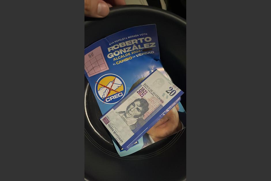 La propaganda electoral de un diputado, que simula un billete de Q20. (Foto: cortesía/Soy502)