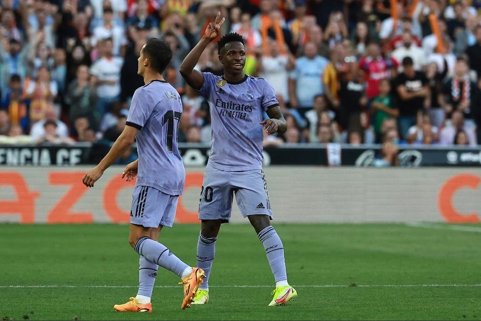 El brasileño se encaró primero con un aficionado y luego con todo el estadio en Valencia con este gesto. (Foto: AFP) 