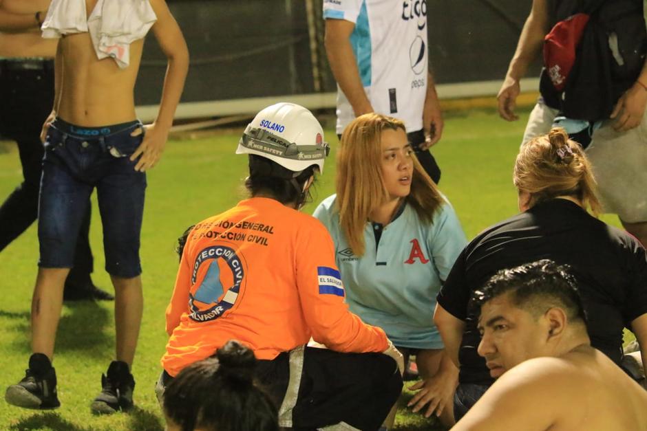 La doctora Ligia Rivas no dudó en ingresar a la gramilla con una camisola del equipo rival y atender heridos. (Foto: Twitter) 