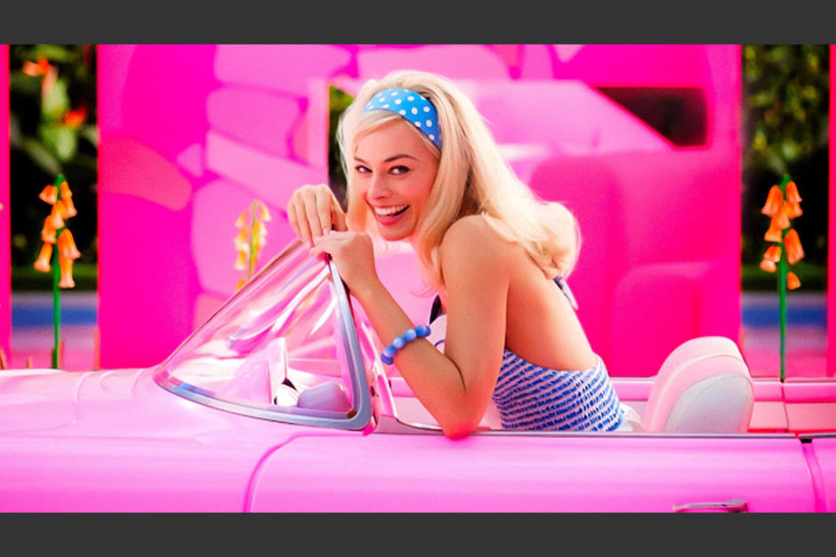 Margot Robbie le da vida a la icónica muñeca Barbie en la película. (Foto: Espinof)