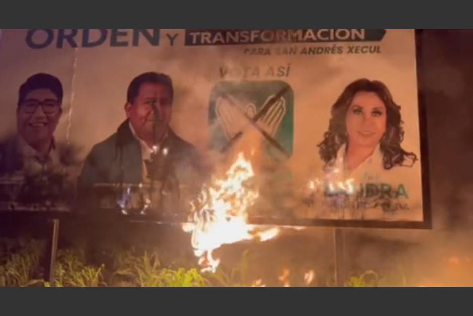 La valla con propaganda de la UNE, en donde aparecía Sandra Torres y que fue incendiada. (Foto: captura de video)