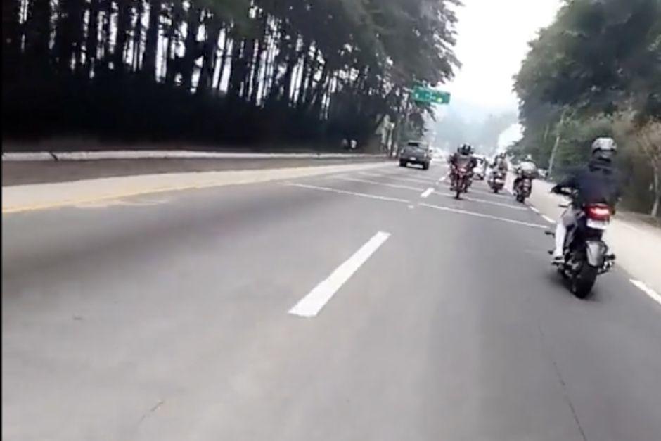 El motorista captó su propio accidente y lo publicó en redes sociales. (Foto: captura de pantalla) 